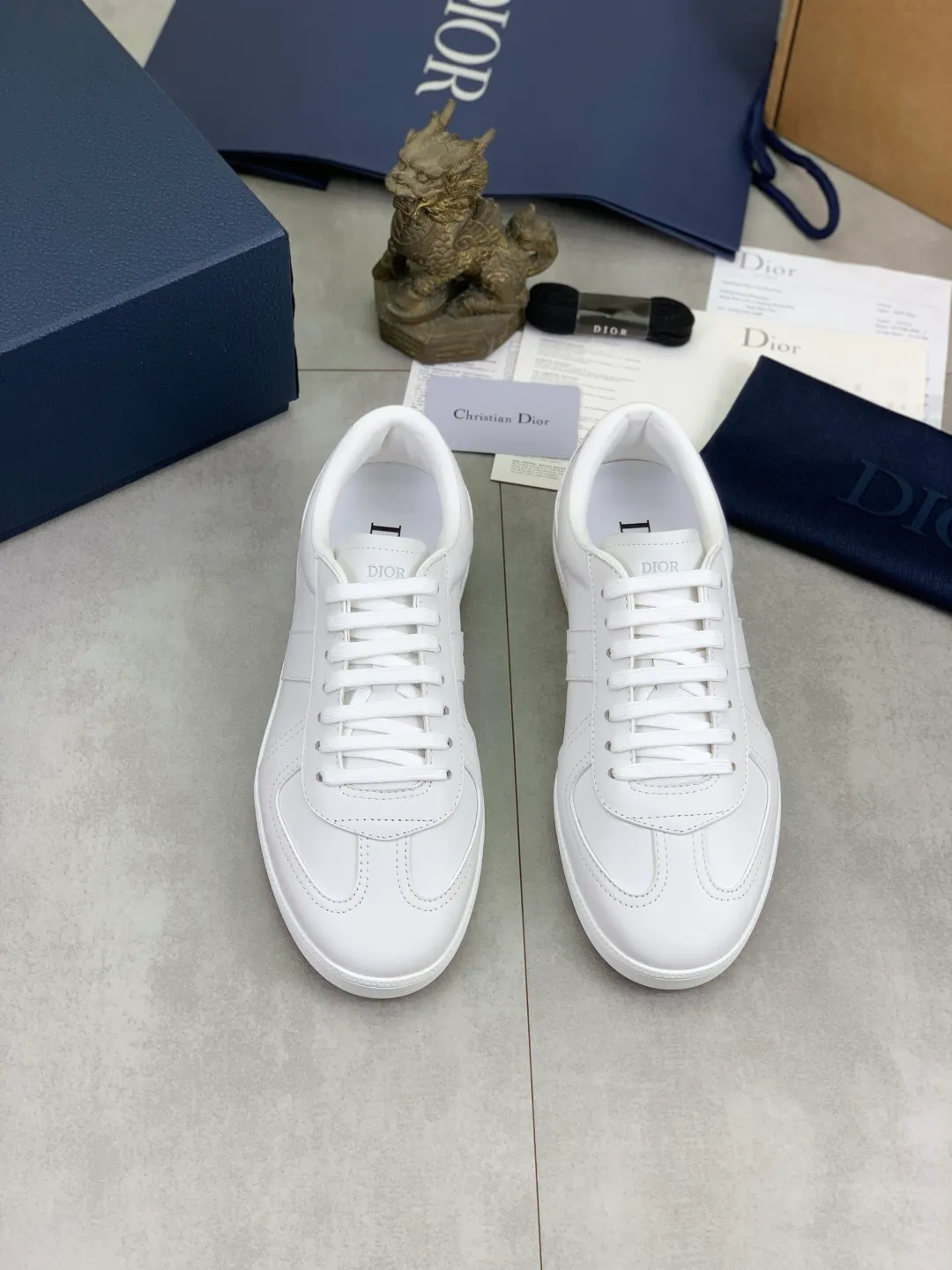 Men's men's shoes 💰P542 New Dior B01 top version of moral training shoes! ! ! White first-layer cowhide, fully oiled upper, original TPU molded outsole. New to the Fall 2025 collection, this sneaker marks the return of Dior’s classic style, reinterpreted in a stylish and elegant silhouette. Crafted from white smooth first-grain cowhide with a tonal silk sheepskin lining, it features the Dior logo on the tongue and inner sides, and a CD icon on the heel. Paired with Tpu anti-slip soles of the same color, it can be matched with various styles to create a sophisticated look.  Code number: 39-45 Complete package with airplane box